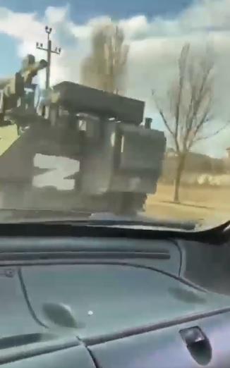 烏克蘭局勢|烏女向俄軍車投汽油彈險焚身 (有片)