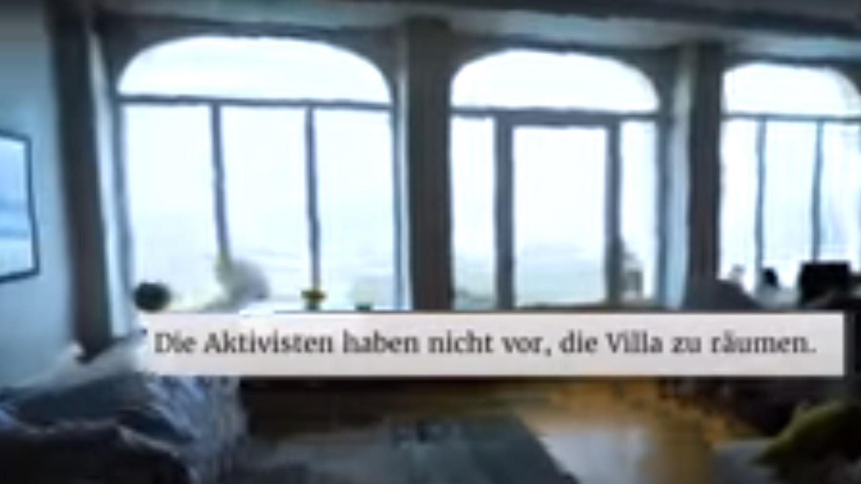 Pierre Afner在別墅外揮舞烏克蘭國旗,並進入別墅內部拍攝。(YouTube)