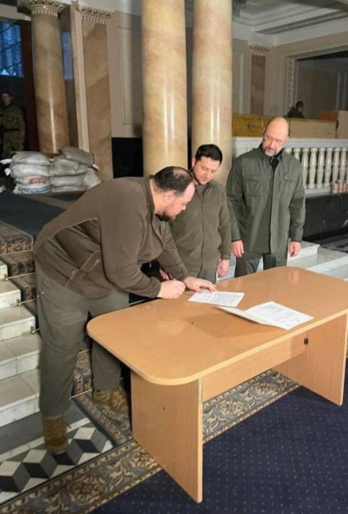 烏克蘭總統澤連斯基在首都基輔簽署烏克蘭申請加入歐盟的文件。(Twitter)