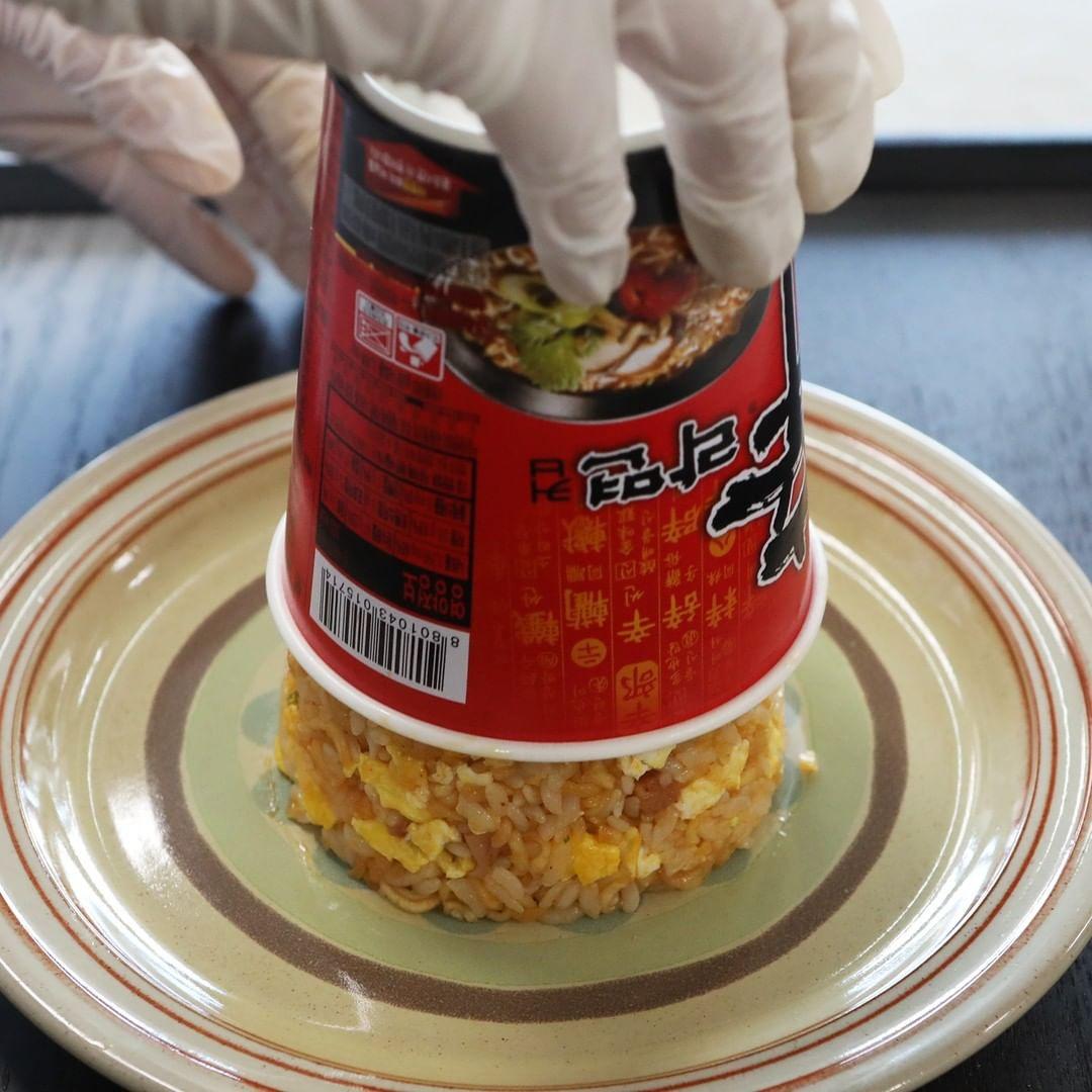 最後將炒飯倒入原本的杯麵,用湯匙壓成型後