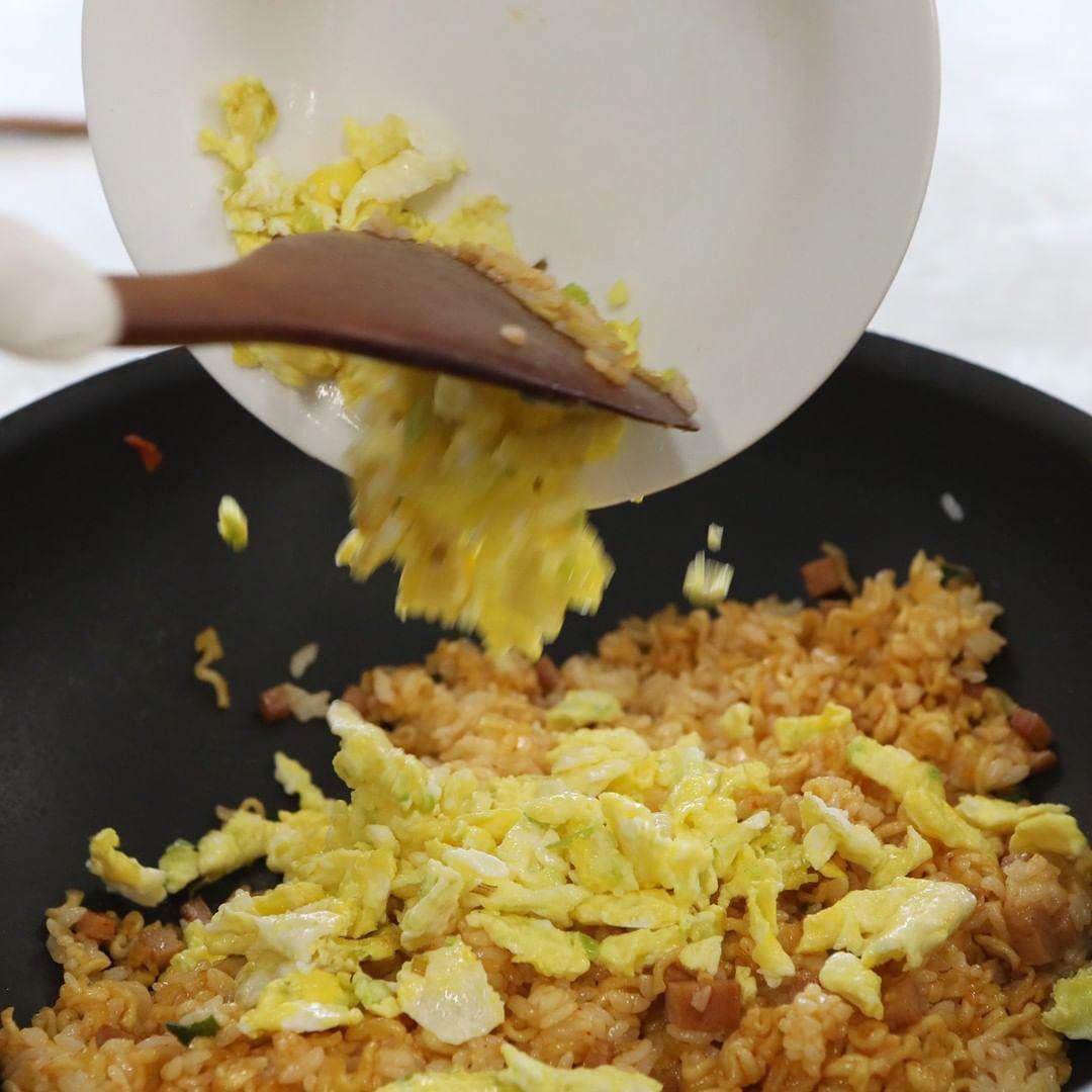 加入白飯、杯麵、餐肉粒及蔥花蛋,不斷拌炒。