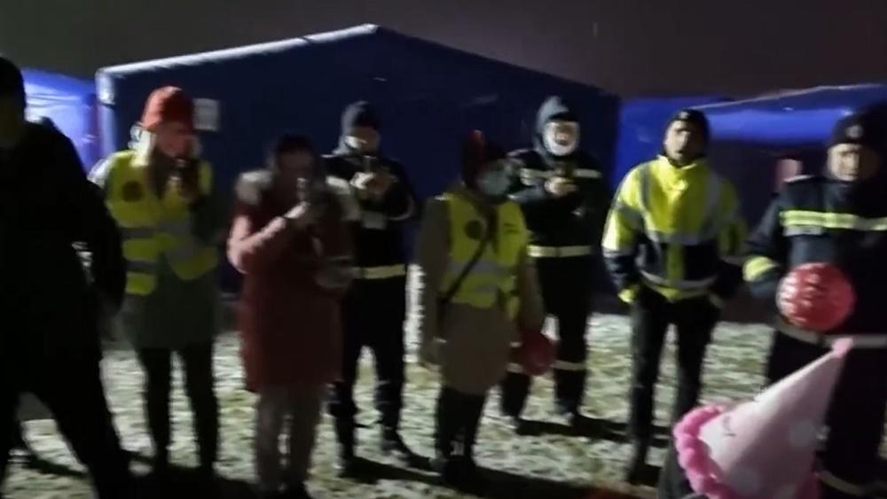 難民營內多人為Arina唱生日歌。(Twitter)