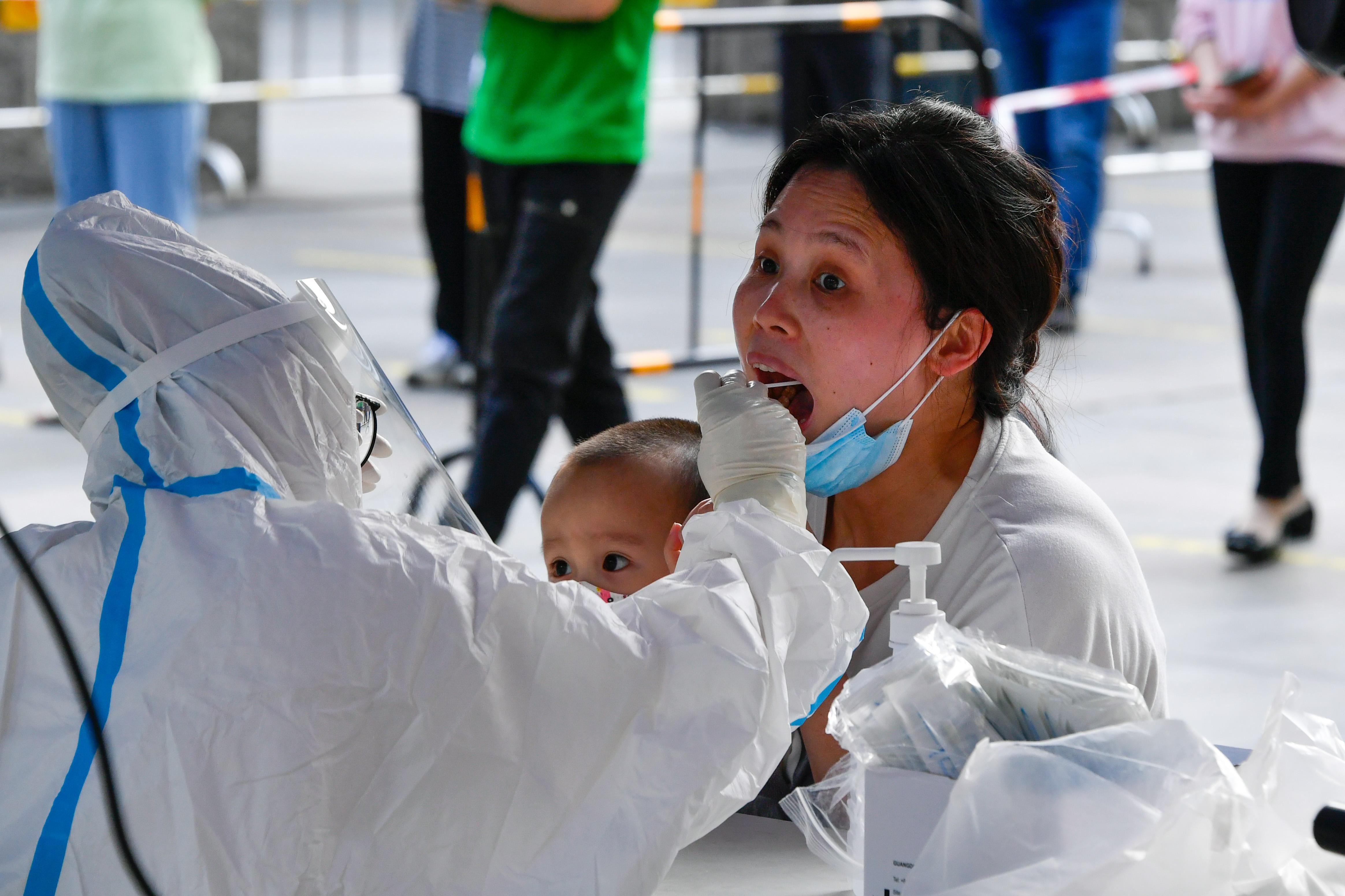 深圳封城,居民做接受核酸檢測。(新華社圖)