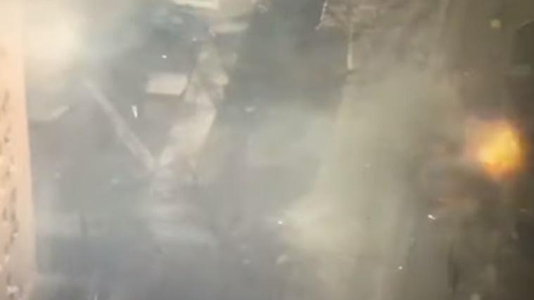 俄坦克向平民方向發射炮彈轟炸。(Twitter)