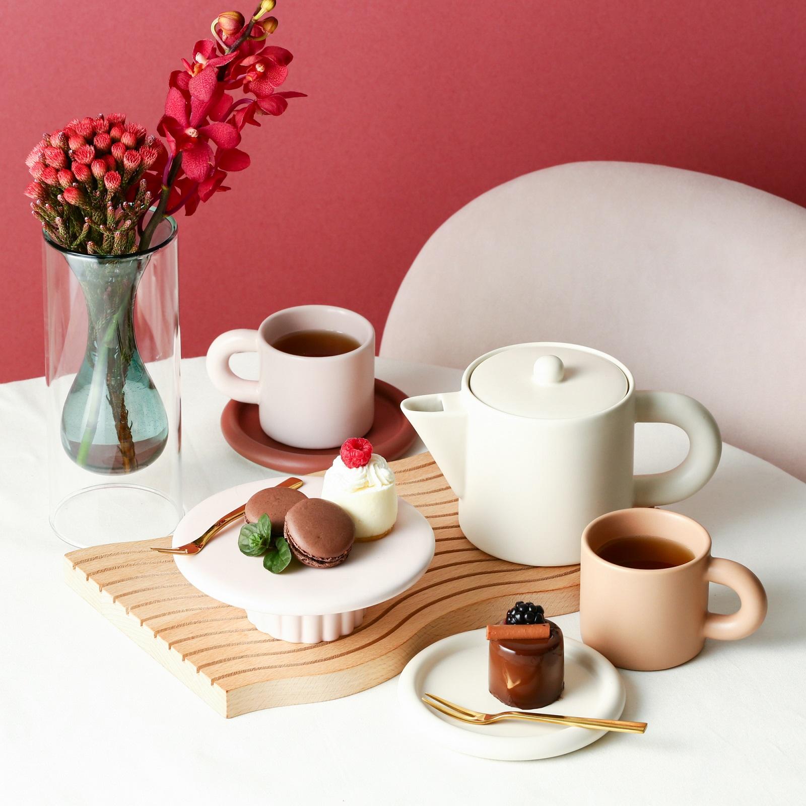 POTTE Ouchi Cafe Set 2 人用套組,包括木製餐盤x1、蛋糕座x1、馬克杯x2、甜品碟x2、甜品叉x2、茶壺x1。 $620/套(3 月尾發售)