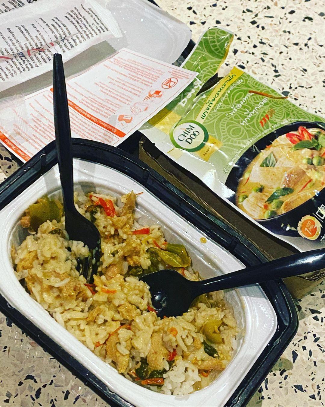 打開包裝內裏會有白飯、餸包、發熱包和包裝清水。網絡來源:instagram:chimdoo:ohmedia