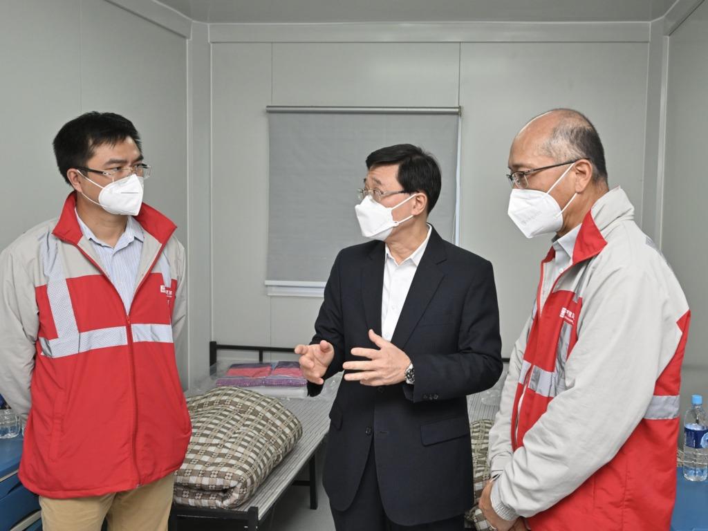 政府昨日公布李家超參觀青衣方艙醫院的影片,當中顯示使用單位使用內地插座。