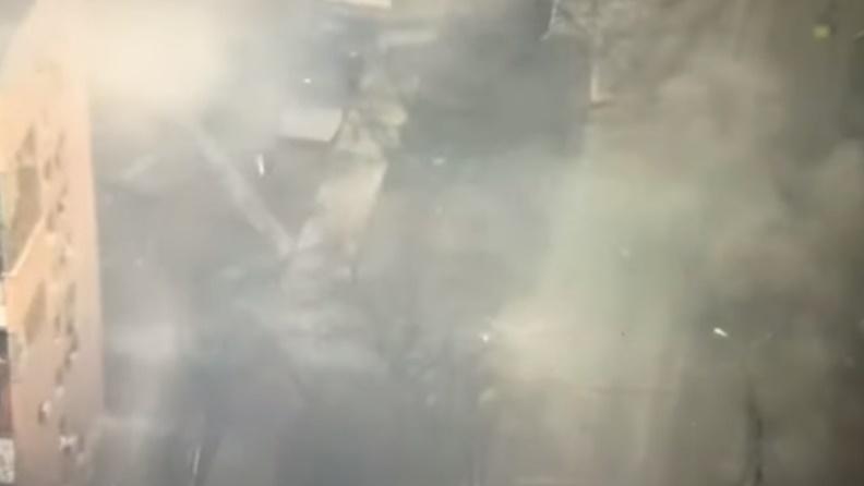 火光煙硝頓然揚起。(Twitter)