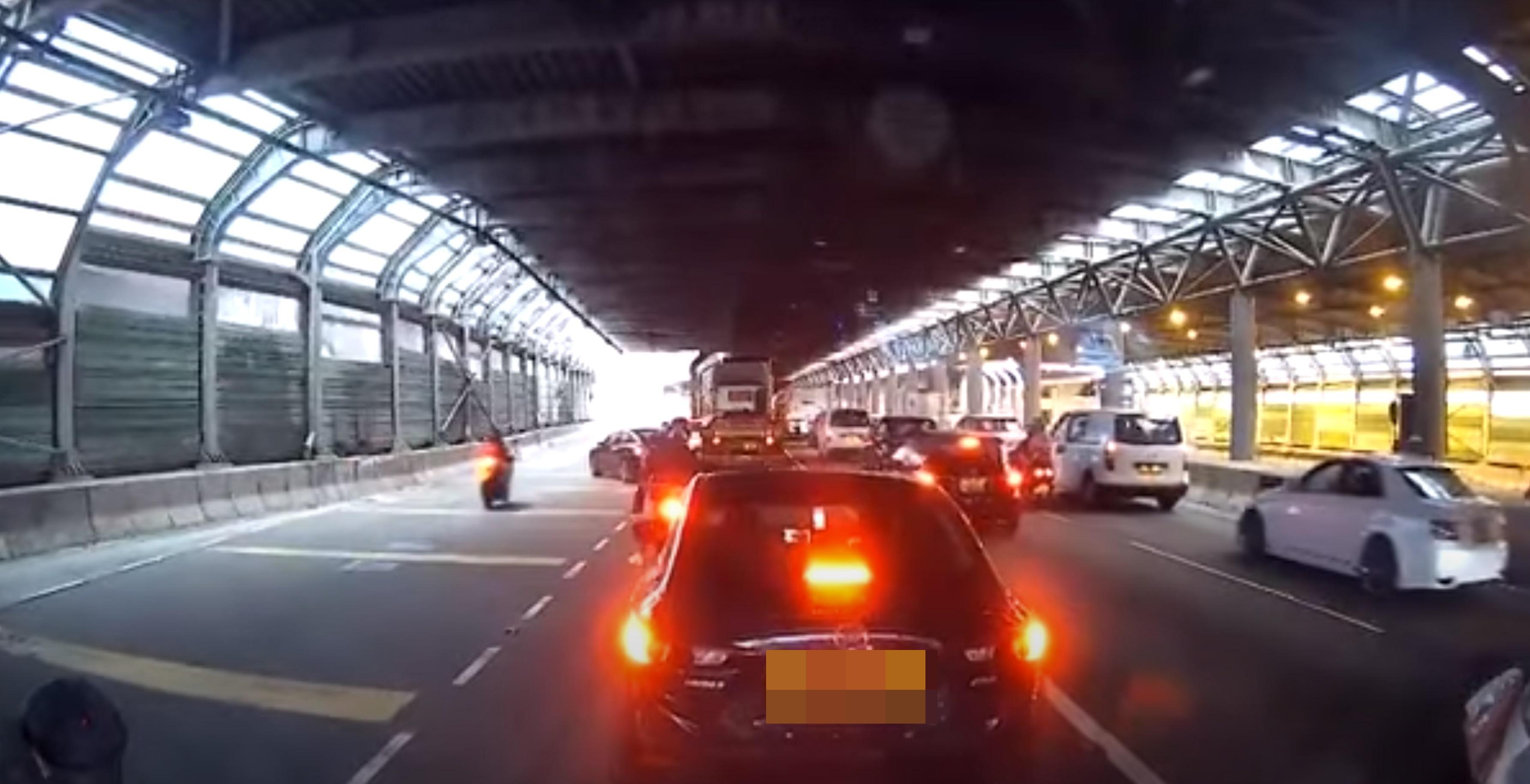 Tesla切線抽頭,在旁有一輛電單車駛至。(網上截圖)