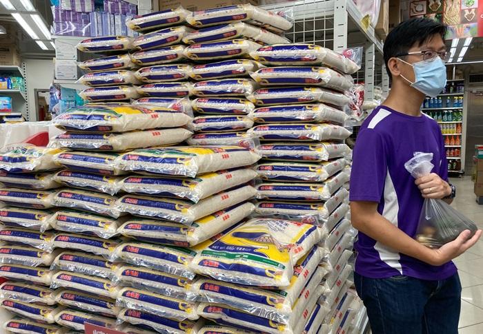 本港第五波疫情未見頂,加上有指全民檢測期間會配合禁足,連日來不少市民搶購糧食和藥物。(資料圖片)