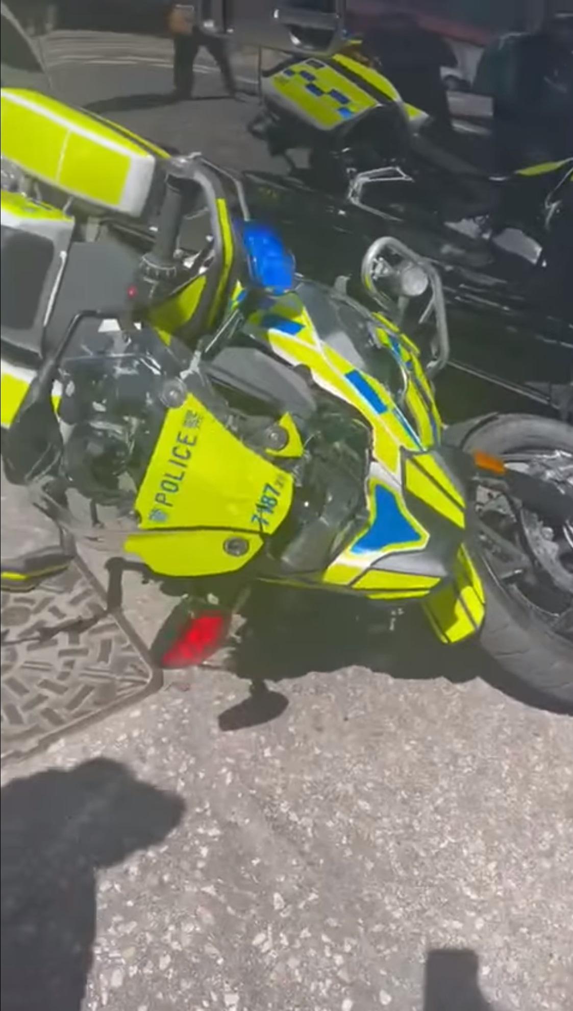 肇事的交通警電單車橫亙地面。(網上截圖)