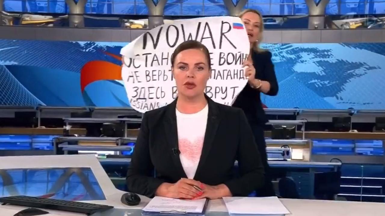 女編輯持反戰標語闖入。(Twitter)