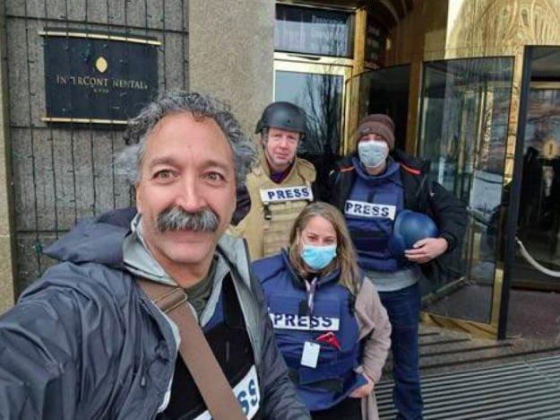 Pierre Zakrzewski、Oleksandra Kuvshynova與團隊在烏克蘭採訪。(網上圖片)