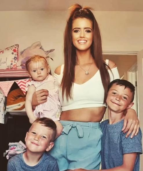 Lizzy Groombridge為3子之母。(IG)