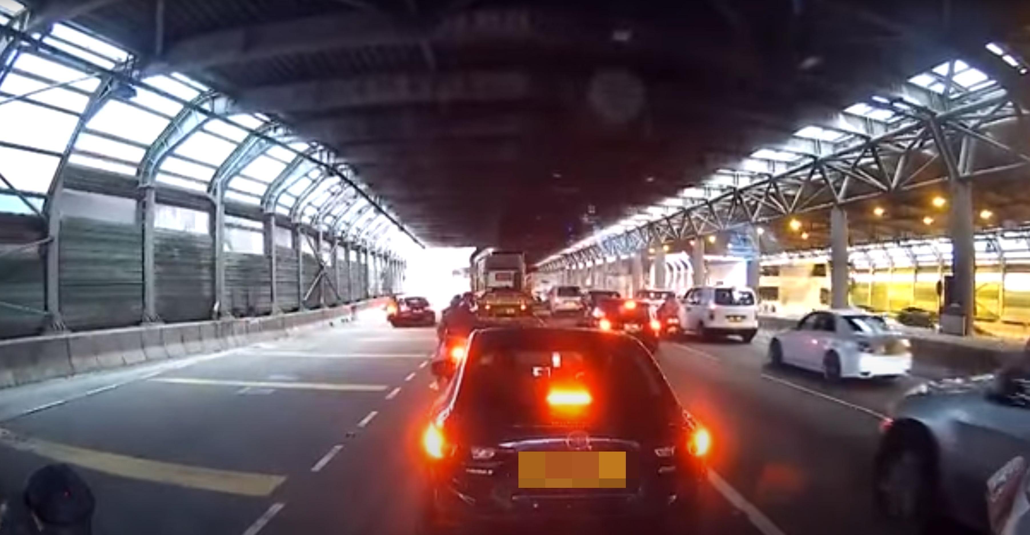 Tesla切線撞到電單車。(網片截圖)