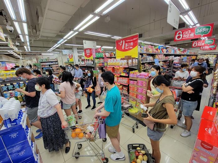 本港第五波疫情未見頂,加上有指全民檢測期間會配合禁足,連日來不少市民搶購糧食和藥物。(資料圖片)
