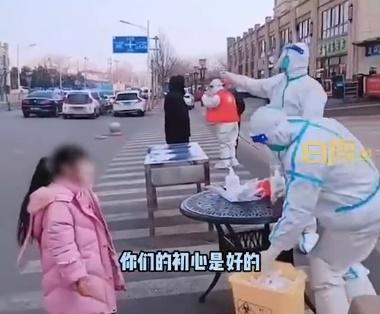 內地民眾向醫護獻舞成風。(網上片段截圖)