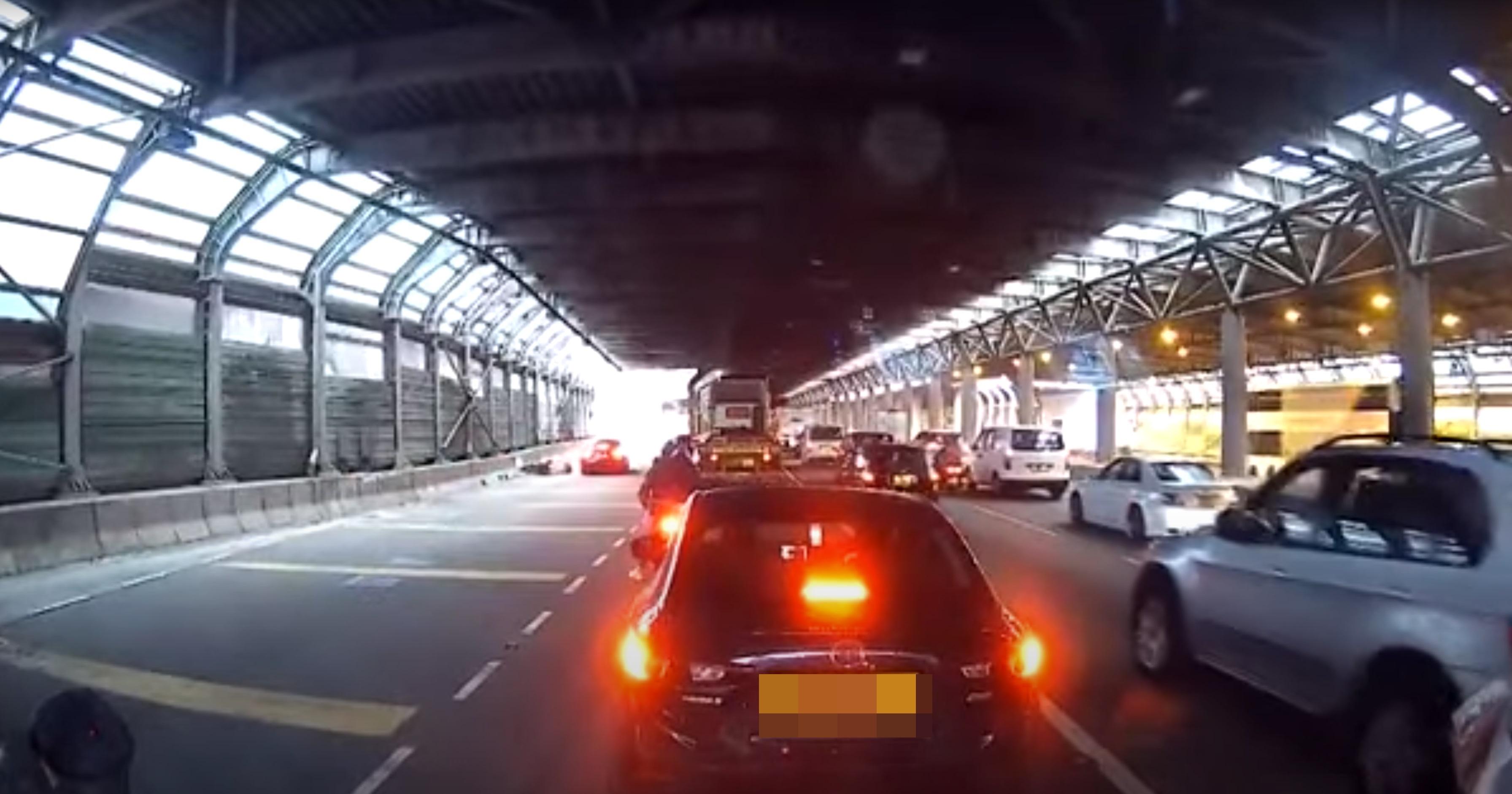 鐵騎士連人帶車倒地。(網片截圖)