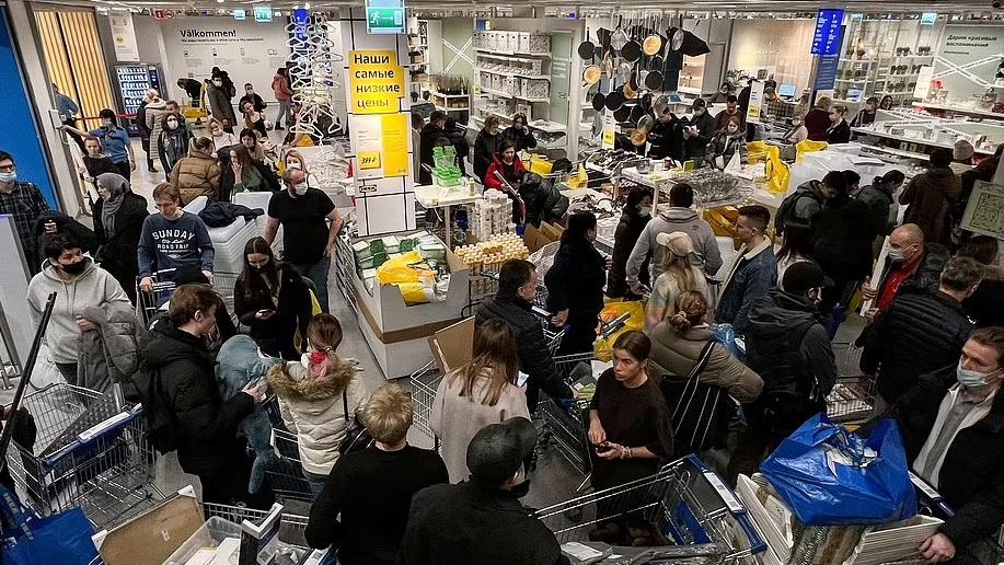 莫斯科IKEA店中,大多數顧客將貨品塞滿購物車。(網上圖片)