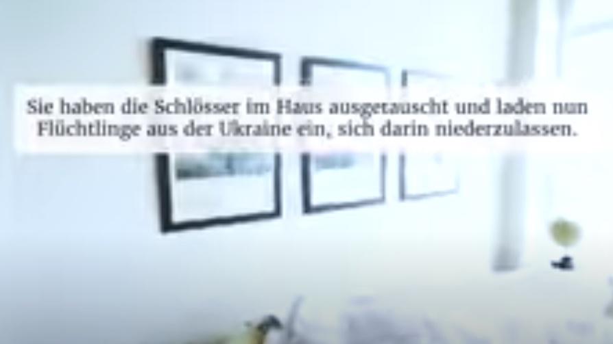 Pierre Afner在別墅外揮舞烏克蘭國旗,並進入別墅內部拍攝。(YouTube)