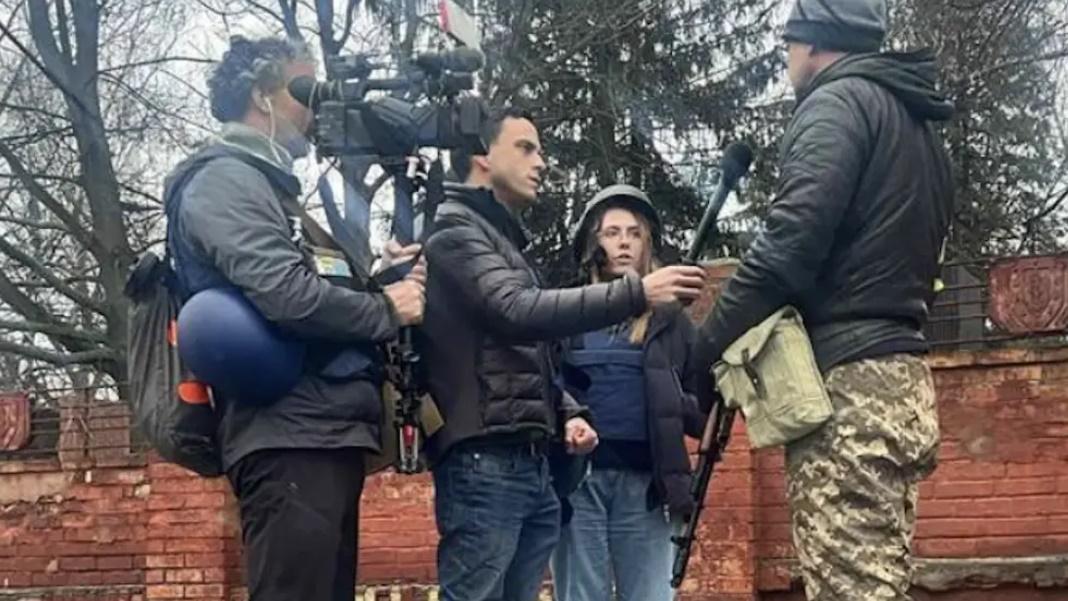 Pierre Zakrzewski、Oleksandra Kuvshynova與團隊在烏克蘭採訪。(網上圖片)