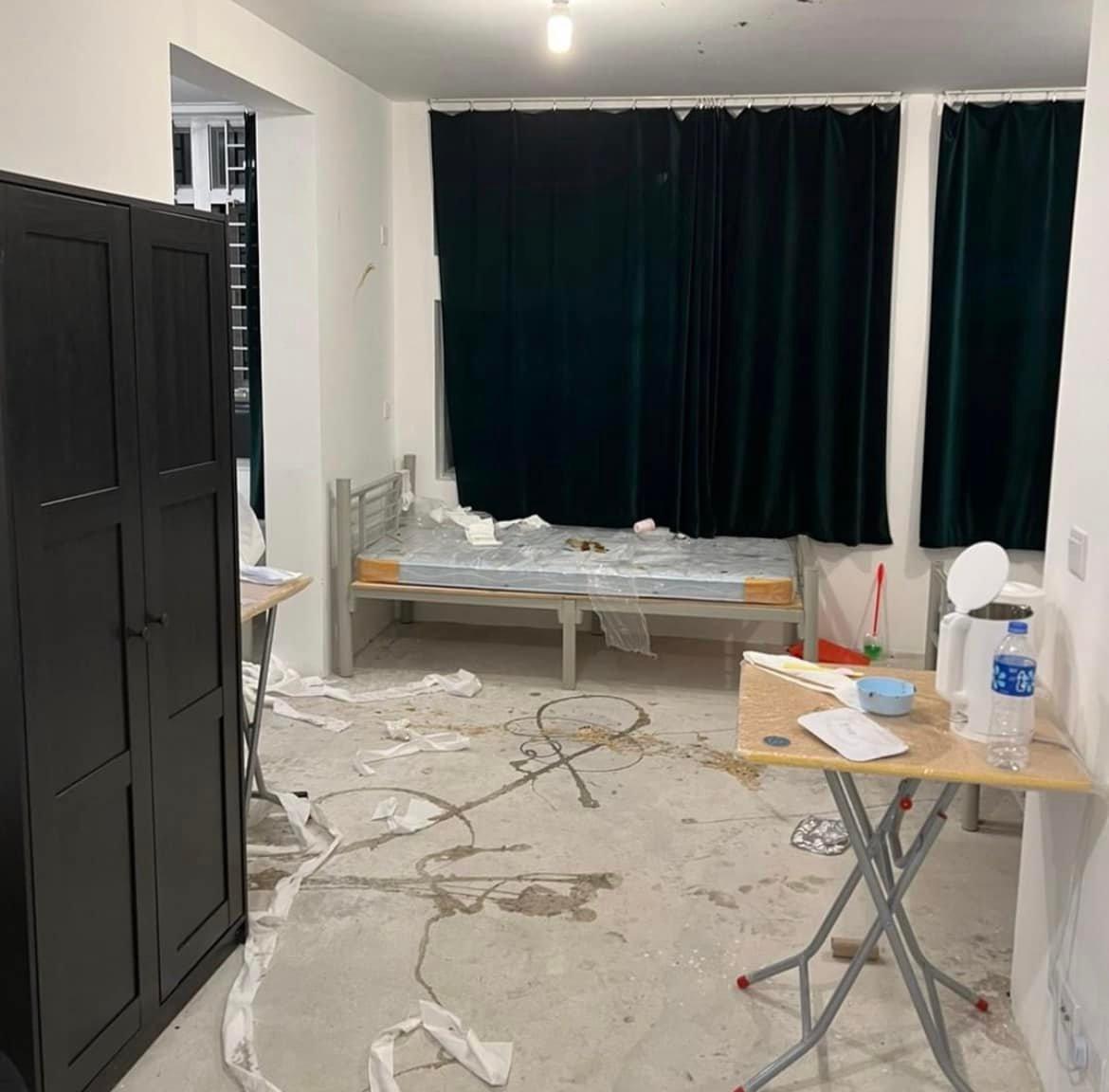 皇后山邨隔離營懷疑有入住的患者擲屎。(香港抗疫關注組@fb圖)