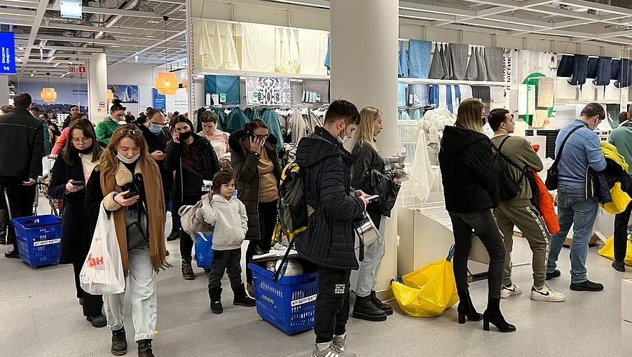 莫斯科IKEA店中,大批顧客正輪候付款。(網上圖片)