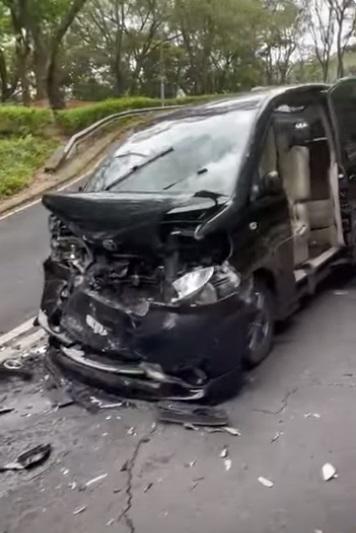 涉事的黑色七人車車頭損毀嚴重。(網片截圖)