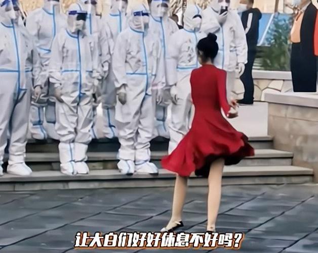 早前更網傳一名身穿紅裙女子在多名防疫人員面前跳起拉丁舞。(網上片段截圖)