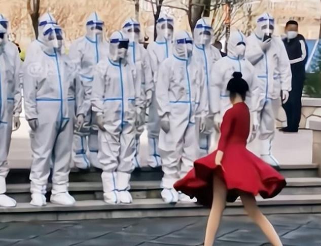 早前更網傳一名身穿紅裙女子在多名防疫人員面前跳起拉丁舞。(網上片段截圖)