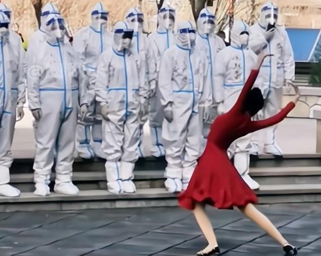 早前更網傳一名身穿紅裙女子在多名防疫人員面前跳起拉丁舞。(網上片段截圖)