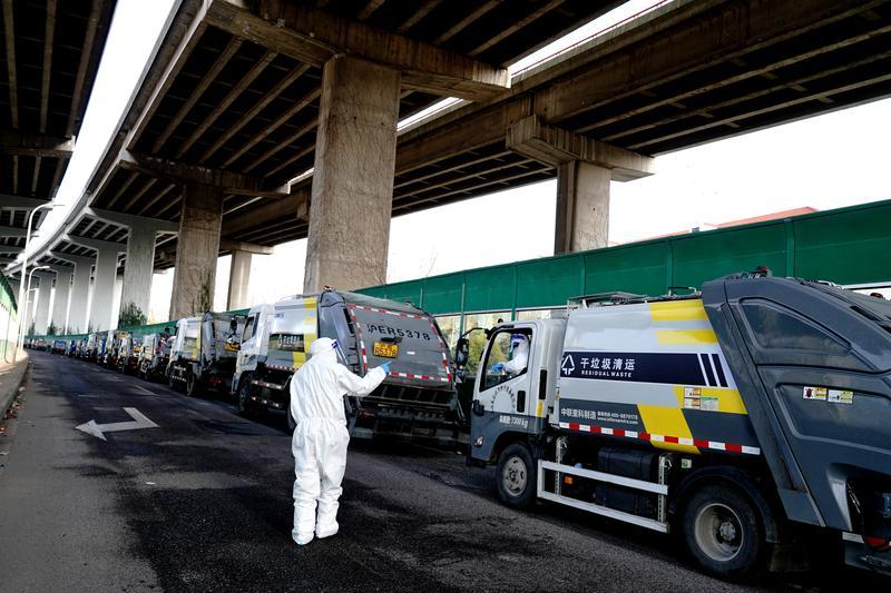 上海垃圾清運車排隊前往隔離垃圾處置場。(新華社圖)