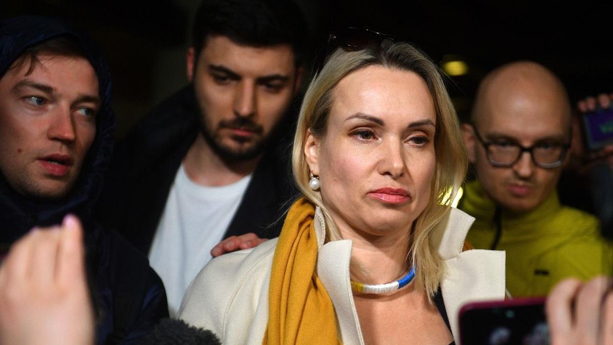 Maria Ovsyannikova離開法院。(網上圖片)