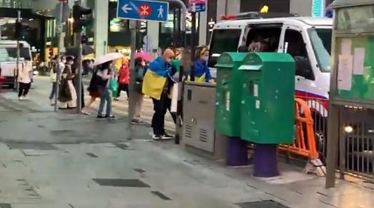 有片|中環舉支持烏克蘭標語 5男女涉違限聚令遭票控