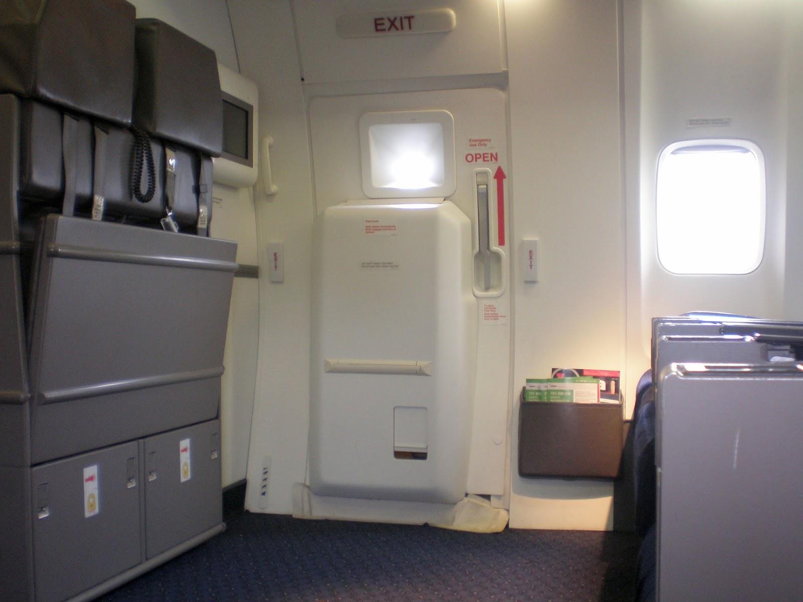 2. 登機時先確認緊急出口,發生狀況時能立刻知道往哪逃生,注意座位與前後環境,起飛前最好數一下座位與逃生口的距離、排數,因為墜機後機艙會充斥著煙霧。