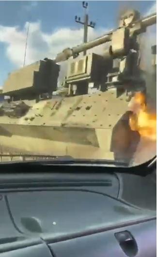烏克蘭局勢|烏女向俄軍車投汽油彈險焚身 (有片)