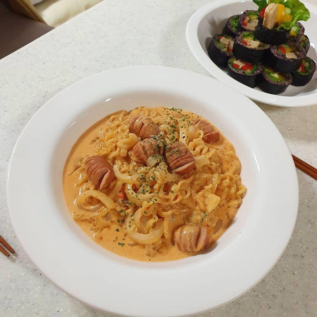 即食麵食譜|近年韓國非常流行這款「粉紅醬意粉」