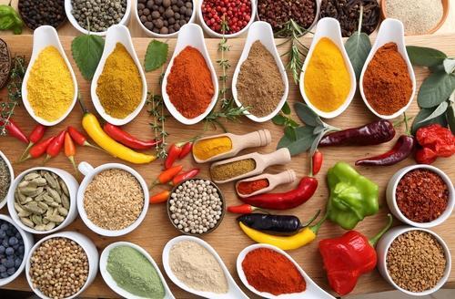 所謂的咖喱粉,當中其實集合了薑黃、丁香、辣椒、胡椒等香料。(網絡圖片)