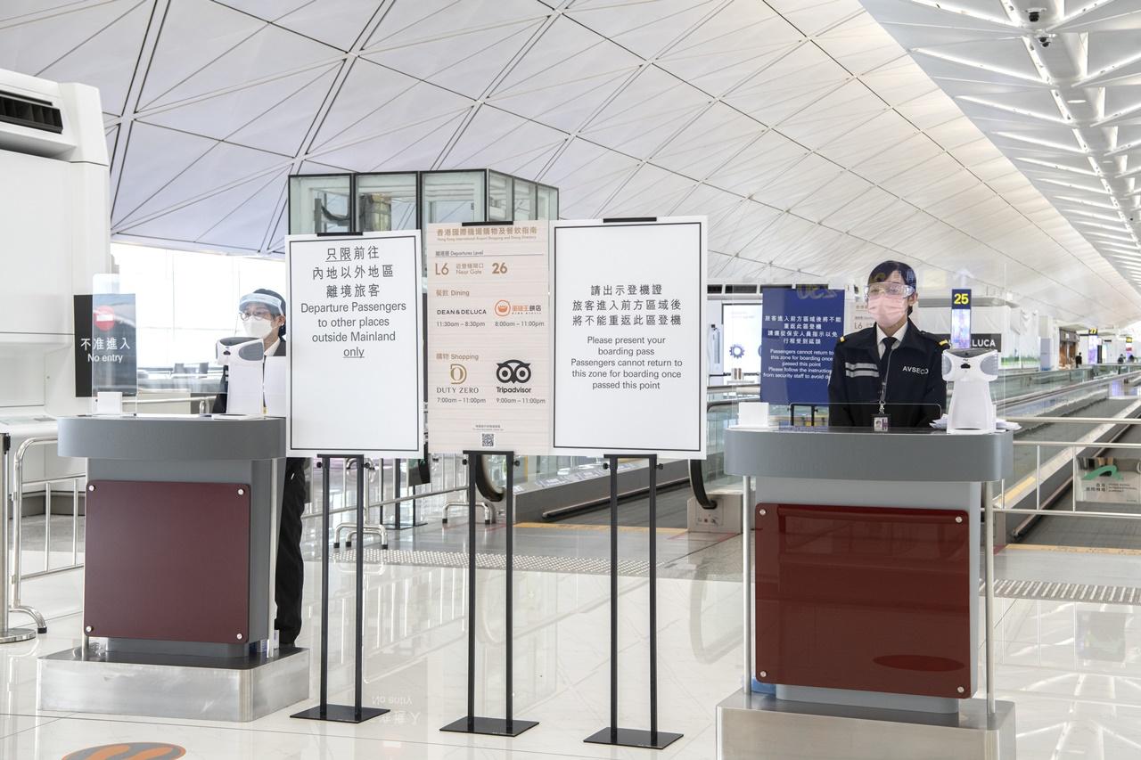 特區政府早前宣布下月1日起取消9個國家的禁飛令,外地港人回港後的檢疫期減至最少7日。(資料圖片)