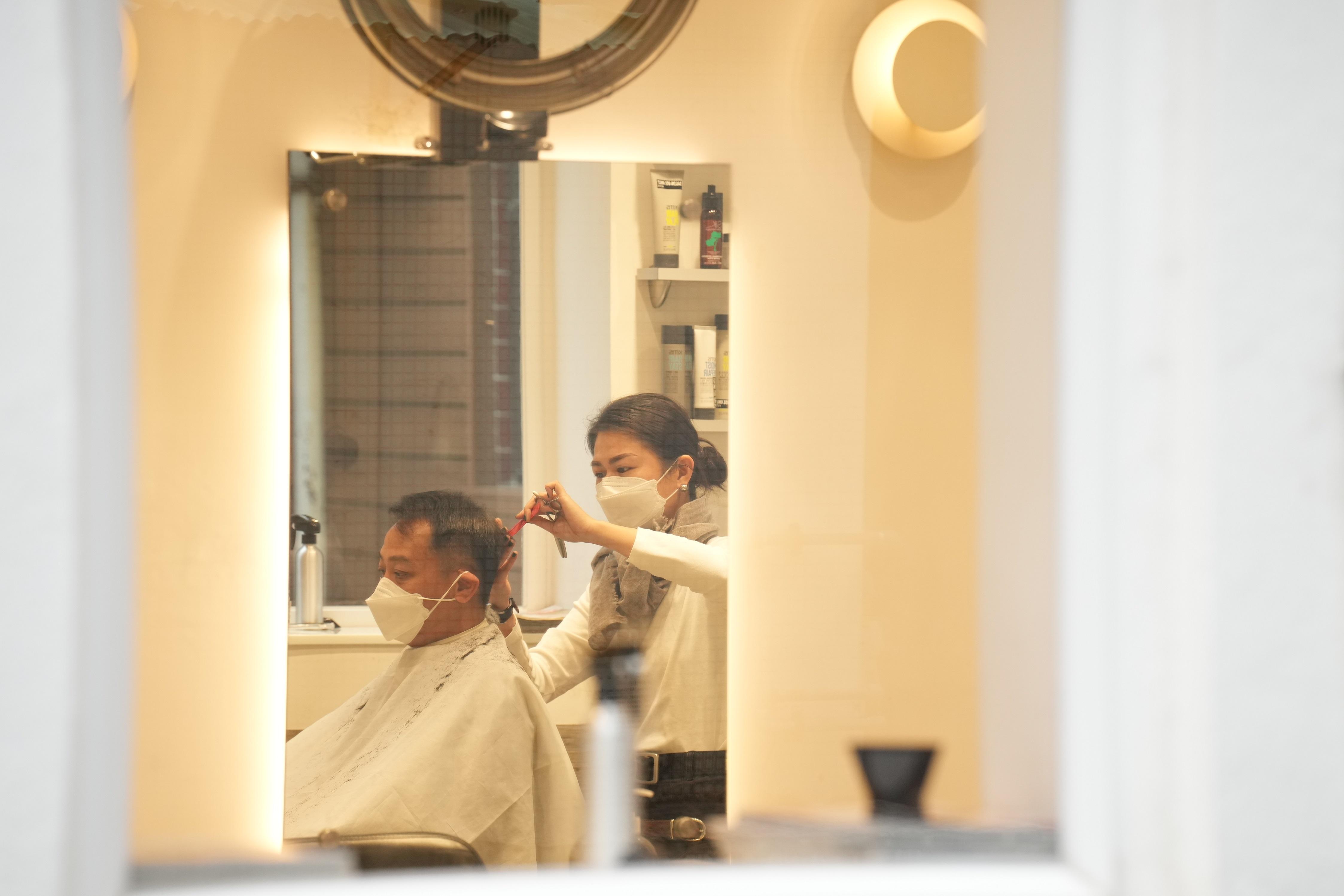 髮型屋及理髮店停業一個月。(資料圖片/陳奕釗攝)