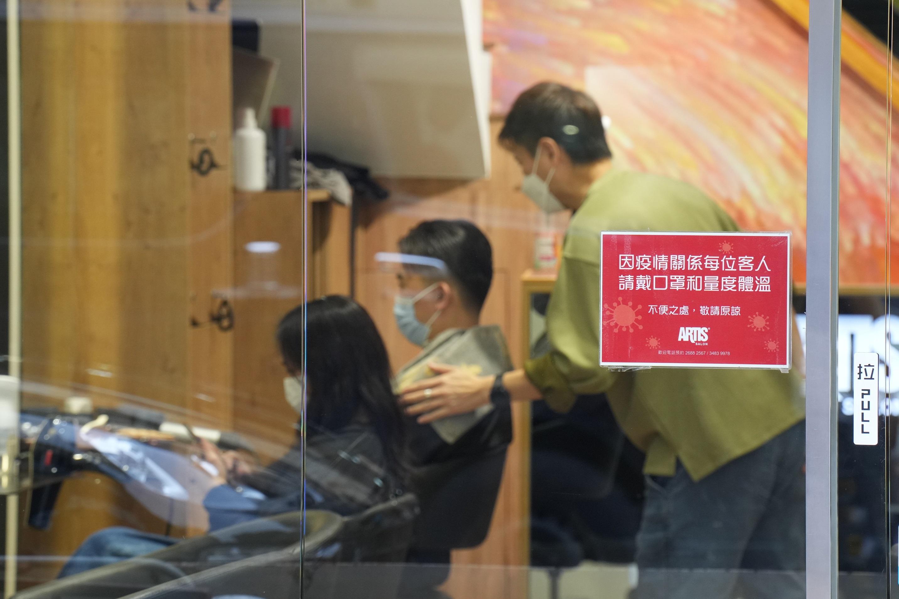 髮型屋及理髮店停業一個月。(資料圖片/陳奕釗攝)