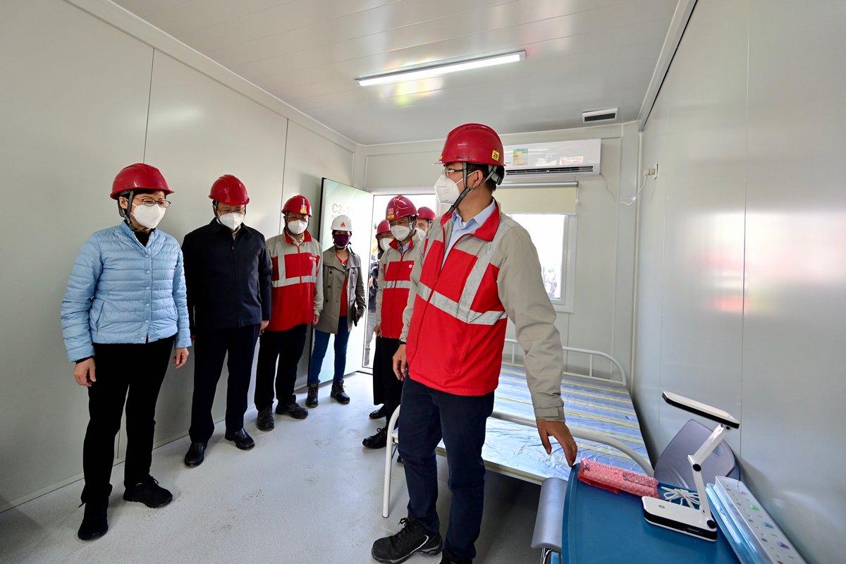 特首林鄭月娥昨日視察中央援建位於青衣的社區隔離設施。(資料圖片)