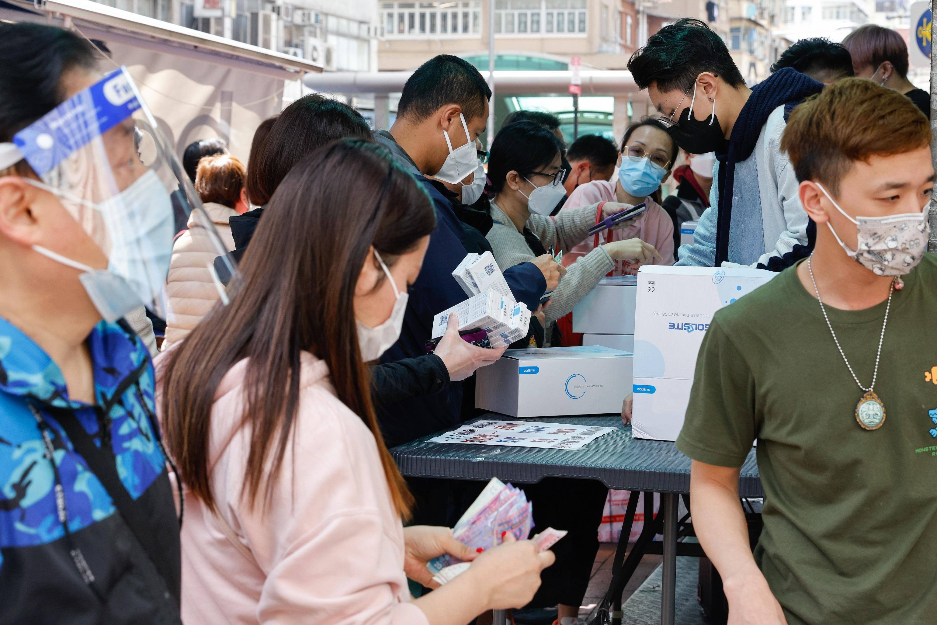 市民搶購快速測試包。(資料圖片/蘇文傑攝)