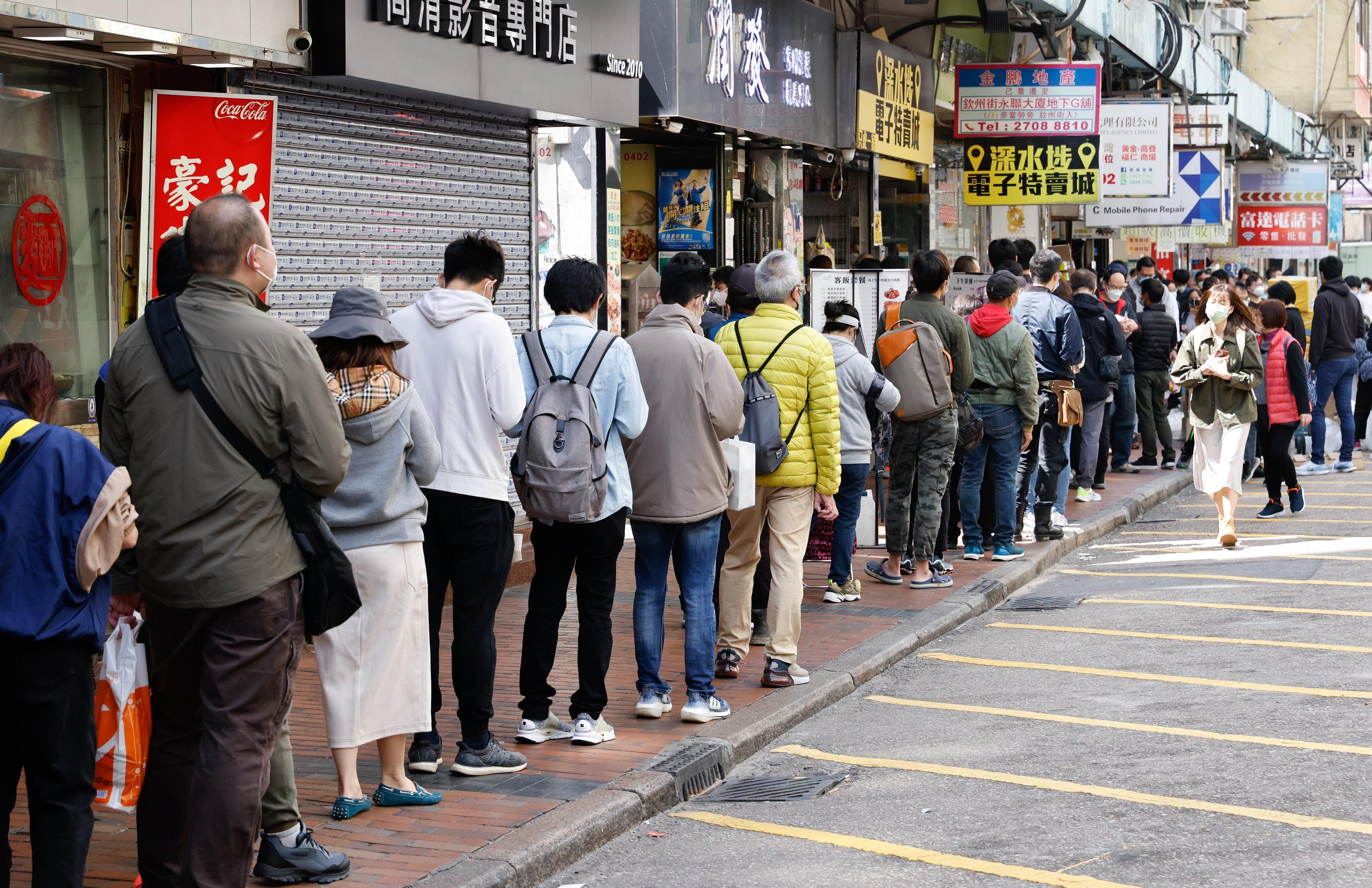 市民搶購快速測試包。(資料圖片/蘇文傑攝)