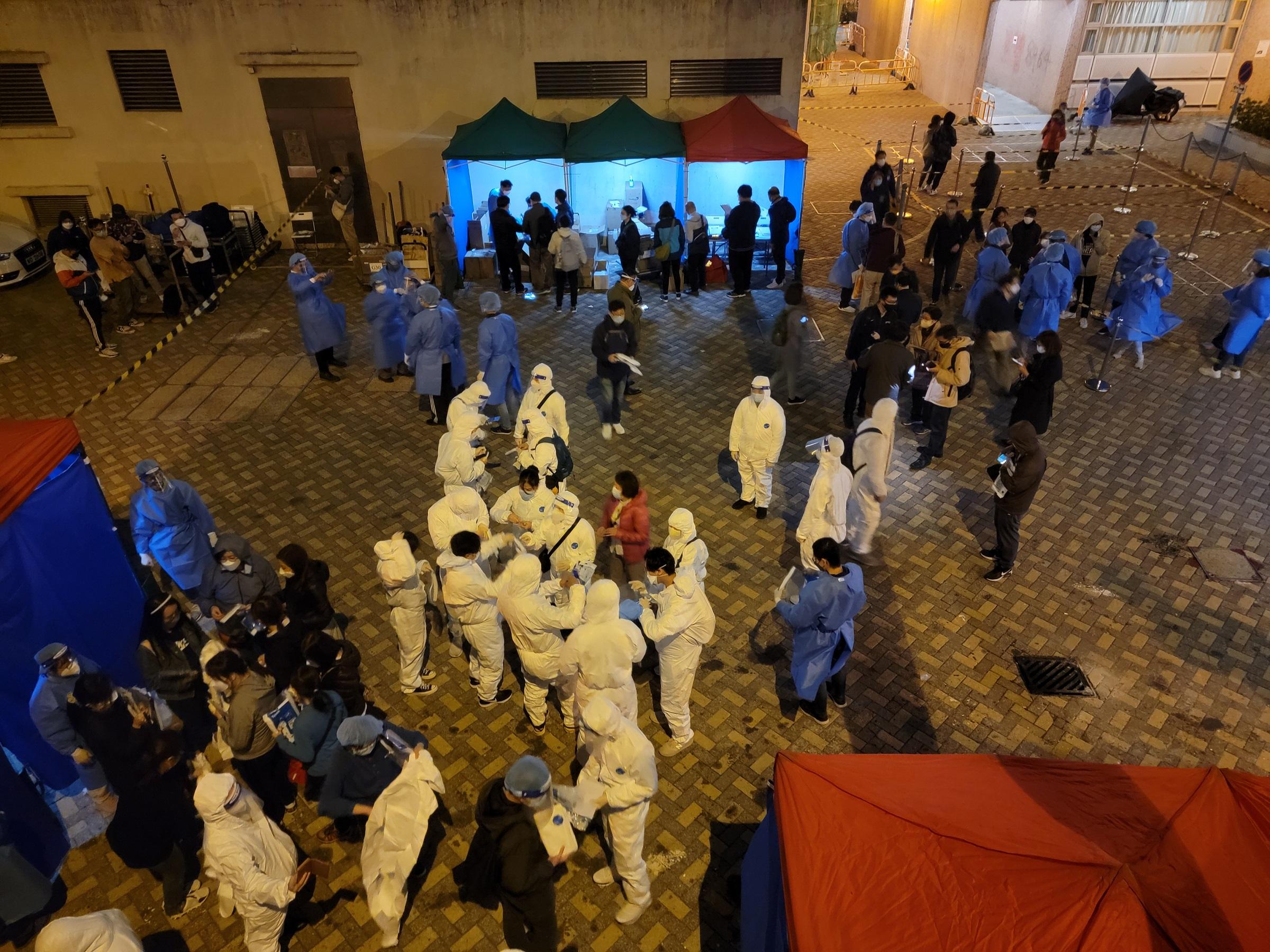 秀茂坪邨秀賢樓圍封檢測。(資料圖片/鍾式明攝)