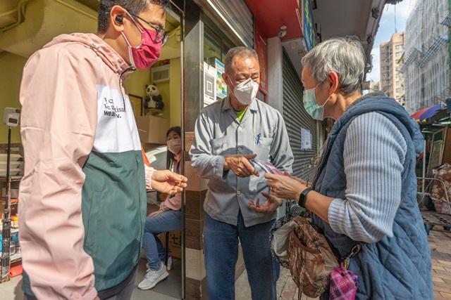 新世界送贈深水埗明哥快速測試包,讓明哥派飯同時,亦送出急切的抗疫物資。(新世界圖片)