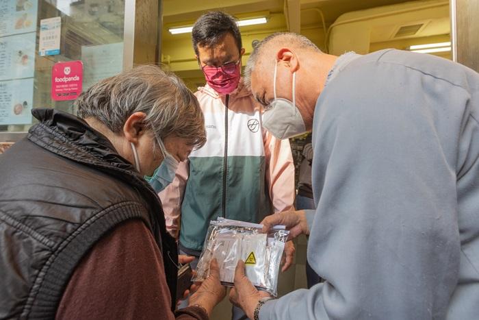 新世界送贈深水埗明哥快速測試包,讓明哥派飯同時,亦送出急切的抗疫物資。(新世界圖片)