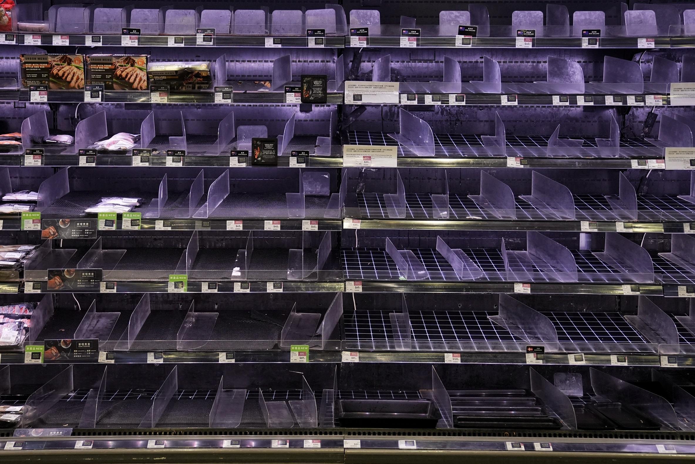 政府擬禁足的消息一出,市民隨即搶購食物及日用品。(資料圖片/夏家朗攝)