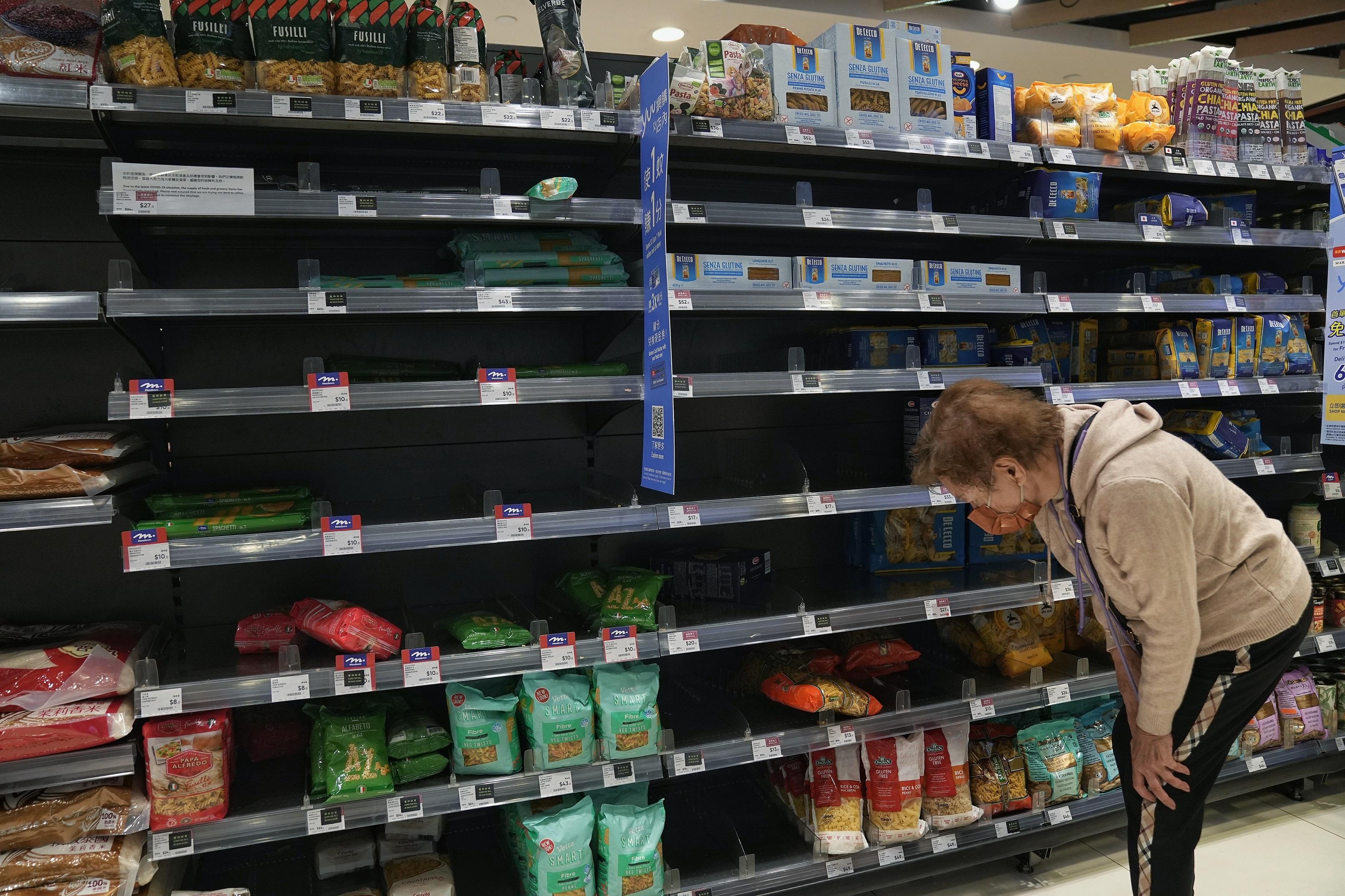 政府擬禁足的消息一出,市民隨即搶購食物及日用品。(資料圖片/夏家朗攝)