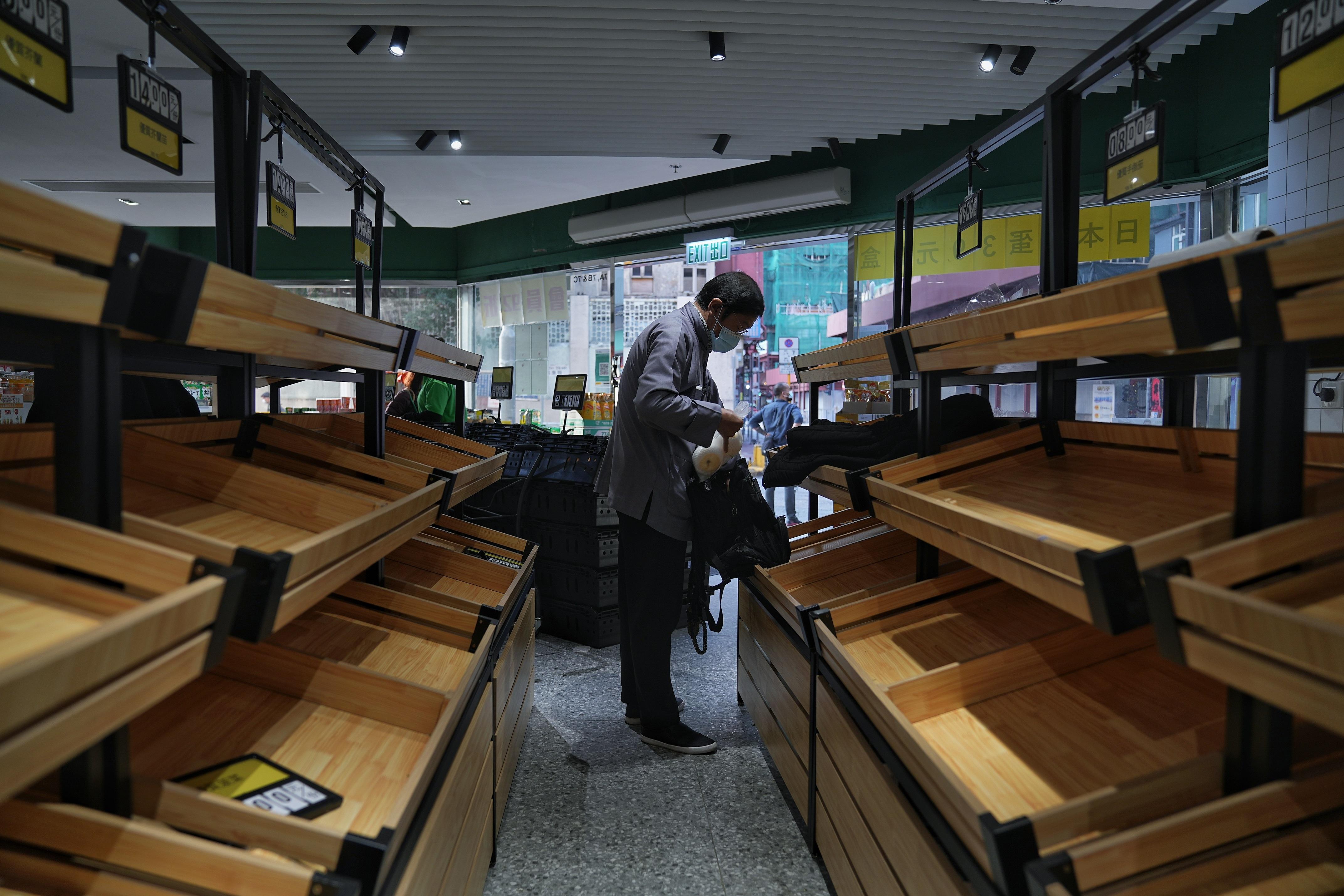 政府擬禁足的消息一出,市民隨即搶購食物及日用品。(資料圖片/夏家朗攝)